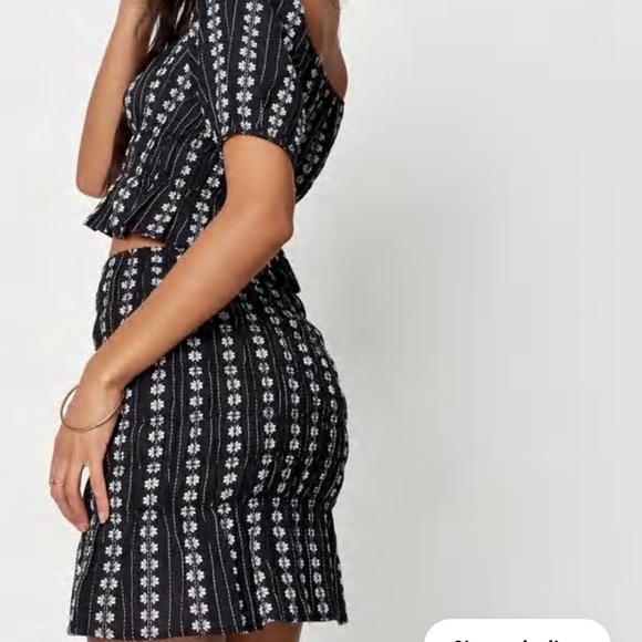 Missguided Black floral print mini skirt - Picture 3 of 5